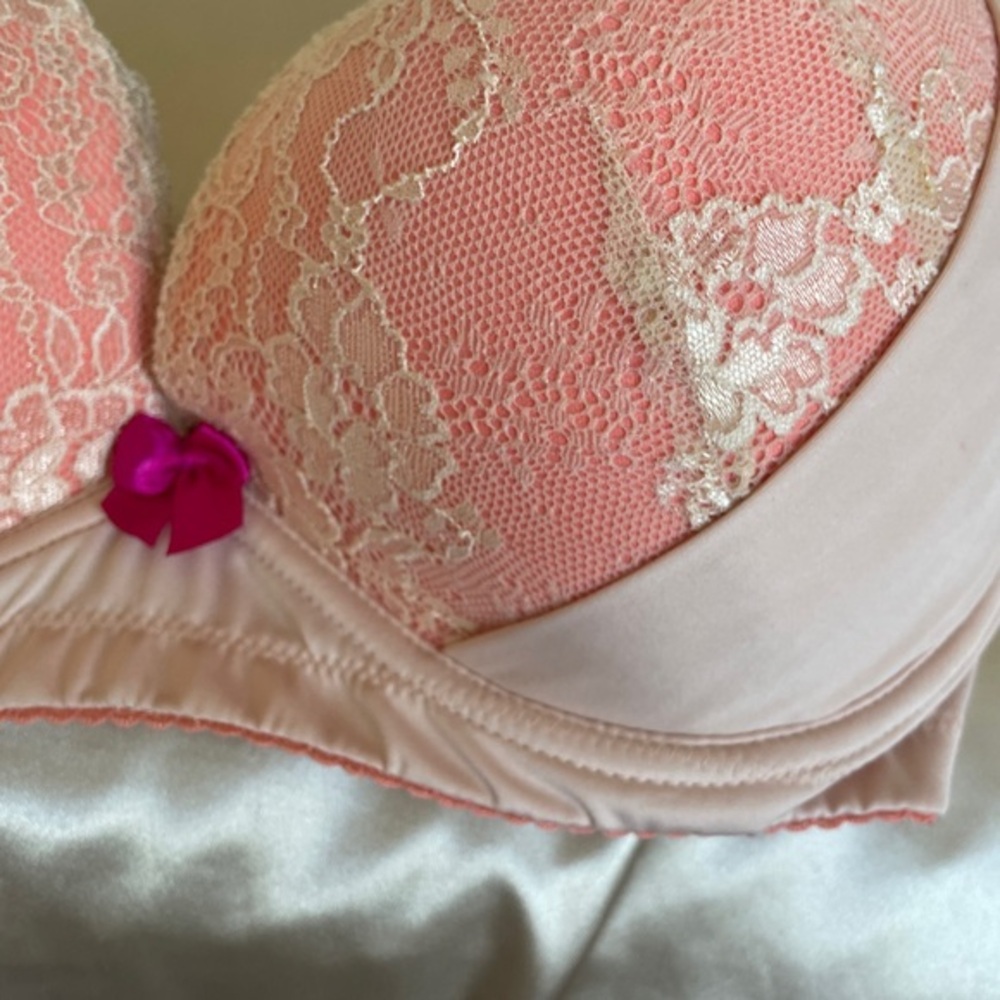 Elegant Lace lifting push up peach and nude bra.  34 H